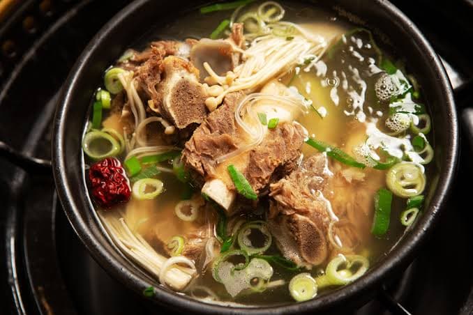 Fideos en caldo con cerdo picado